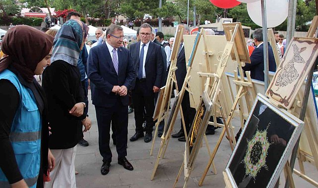 KYK'lı öğrenciler, el emeği ürünlerini sergiledi