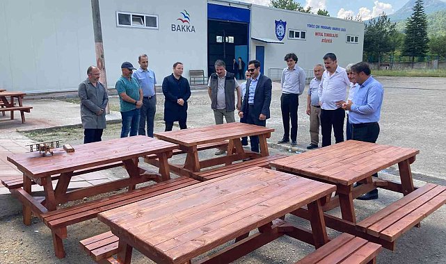 Liseli öğrencilerin ürettiği oturma bankları köy muhtarlarına teslim edildi
