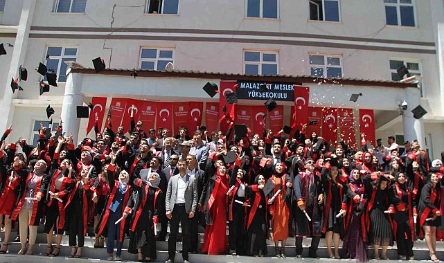 Malazgirt MYO'da mezuniyet coşkusu