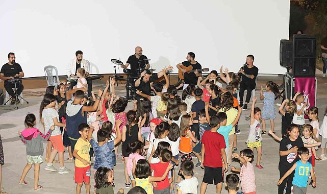 Manisa'da amfi tiyatro çocuk sesleriyle şenlendi
