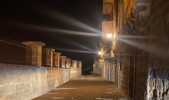 Mardin'in turistik cadde ve sokaklarına dekoratif aydınlatma