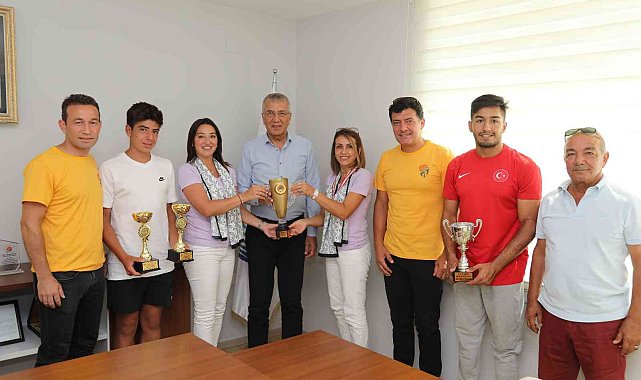 Mezitli Belediyesinin sporcuları kupalarını Başkan Tarhan'a getirdi