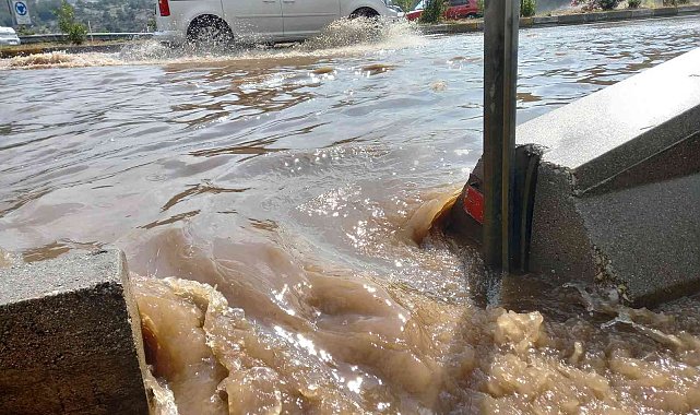 Muğla'da yaz yağmuru su birikintisine sebep oldu