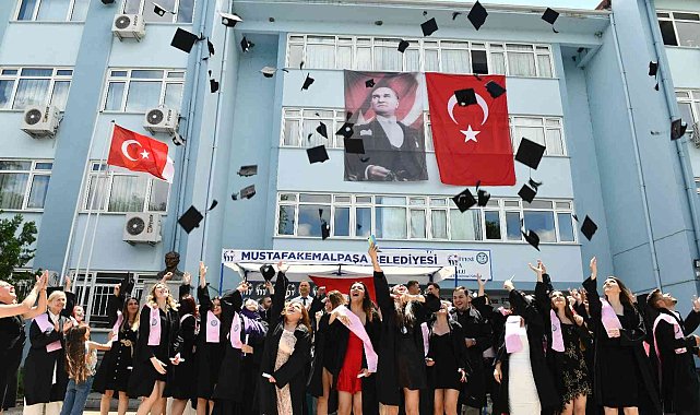 Mustafakemalpaşa MYO'da mezuniyet coşkusu