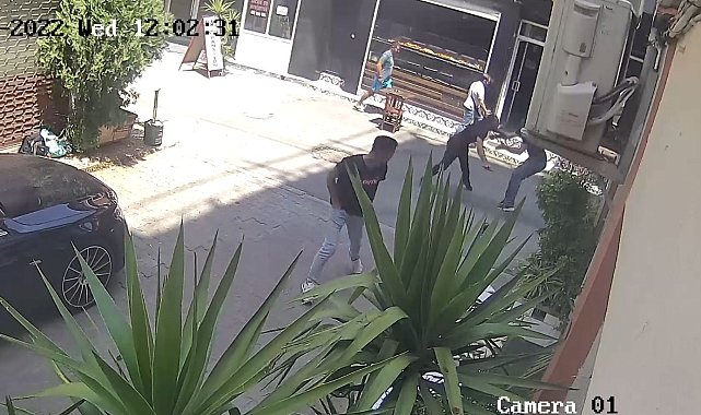 Önce bıçakladı, sonra yardımına koşup yarasına tampon yaptı