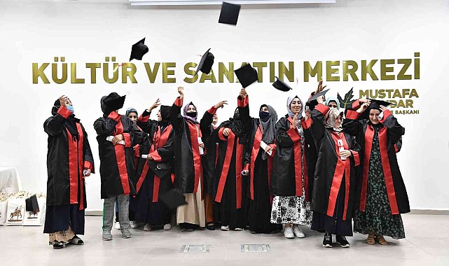 Osmangazi'de yetişkinlerin mezuniyet sevinci