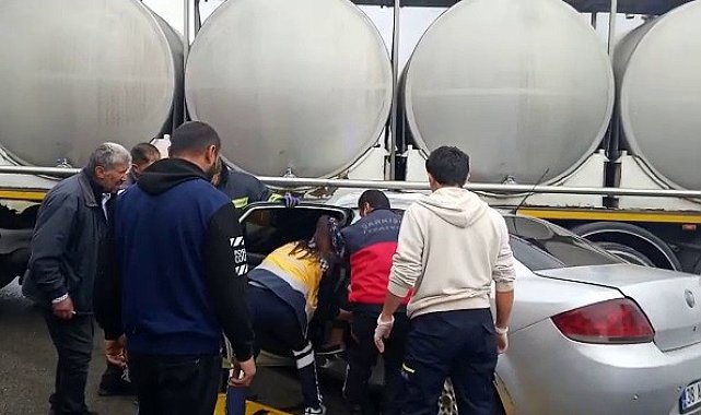 Otomobil tır dorsesine saplandı: 1'i ağır 3 yaralı