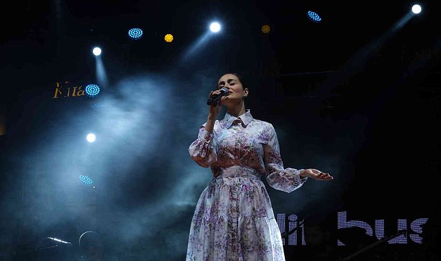 "Samsak Döveci" şarkısıyla zirve yapan Elif Buse Doğan şarkılarını sahnede çocuklarla söyledi