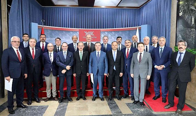 Rektör Özölçer, Mazbatasını YÖK Başkanı Özvar'ın elinden aldı