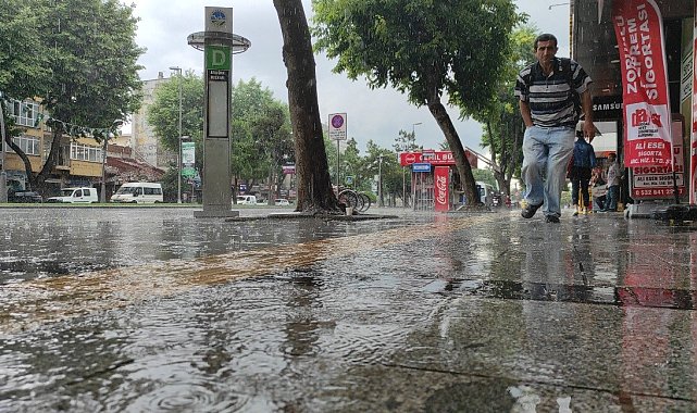 Sakarya'da sağanak etkili oldu: Vatandaşlar ıslanmaktan kurtulamadı