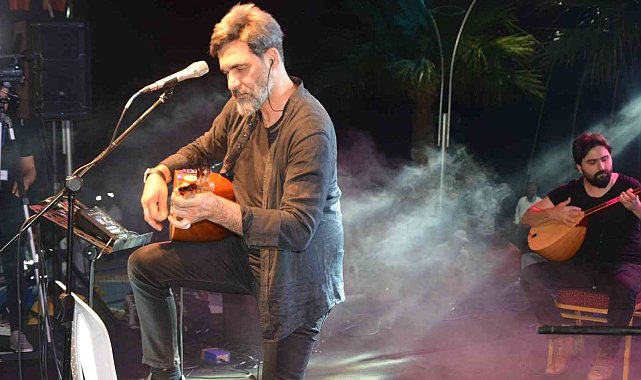 Sanatçı Uğur Işılak Bozyazı'da konser verdi
