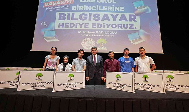 Şehitkamil'deki lise öğrencilerine dizüstü bilgisayar ödülü
