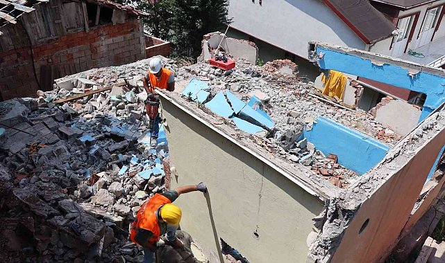 Serdar'daki metruk bina yıkıldı