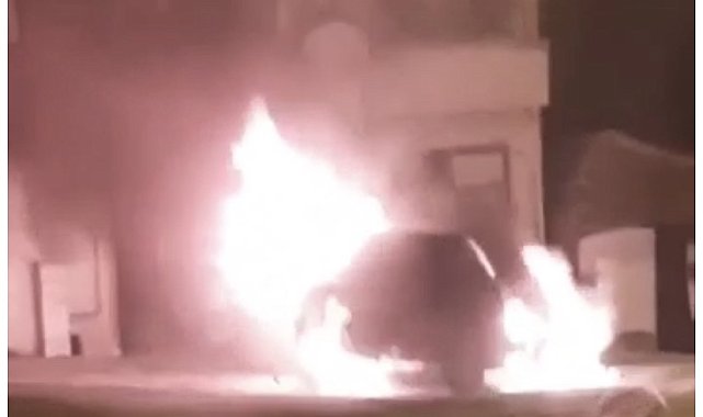 Silivri'de park halindeki otomobil alev alev yandı