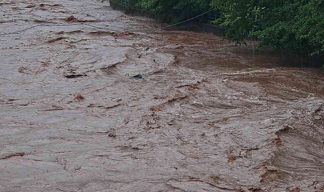Taşma noktasına gelen dere evler için tehlike oluşturuyor