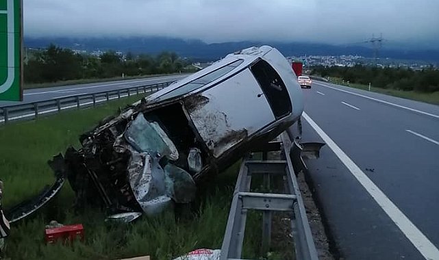 TEM'de takla atan otomobil bariyerde asılı kaldı: 3 yaralı