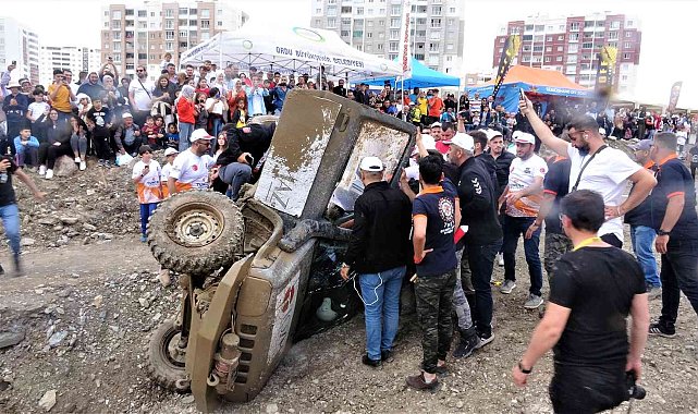 Tokat'taki off-road yarışlarında aracın devrilme anı kameralara yansıdı