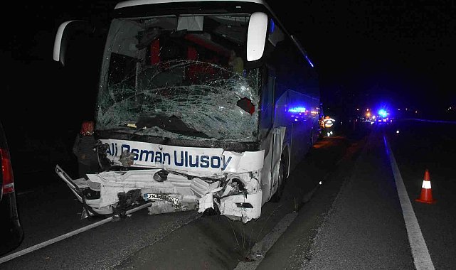 Tosya'da otomobil ile otobüs kafa kafaya çarpıştı: 2 ölü 16 yaralı