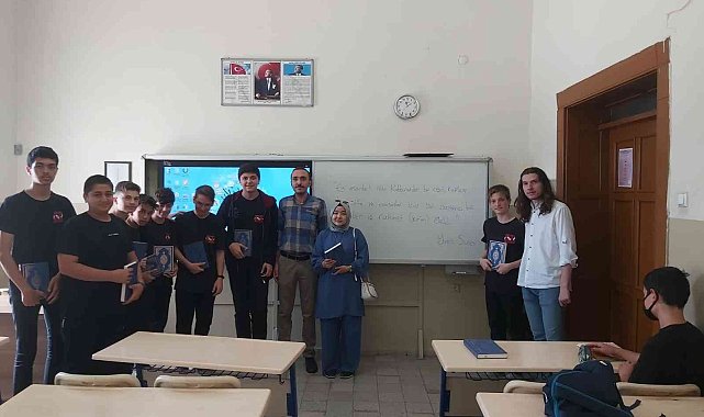 TÜGVA'dan lise öğrencilerine Kur'an-ı Kerim dağıtımı