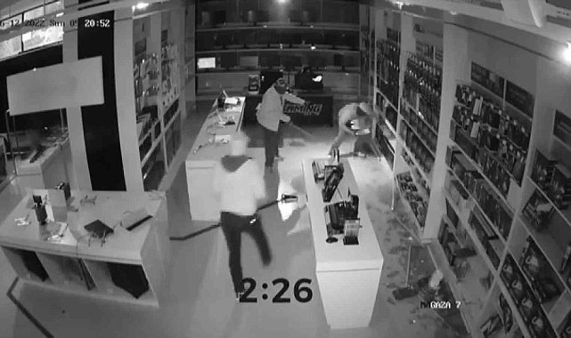Ümraniye'de teknoloji mağazasında 3 dakikada 3 milyonluk soygun kamerada