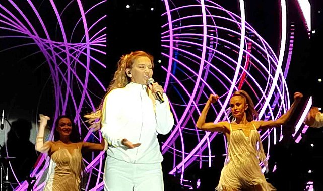 Ünlü sanatçı Demet Akalın Zonguldak'ta konser verdi