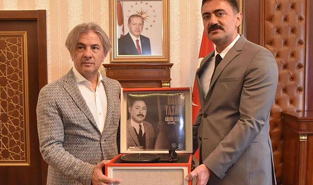 Vali Tekbıyıkoğlu'ndan Bakan Yardımcısı Demircan'a anlamlı hediye