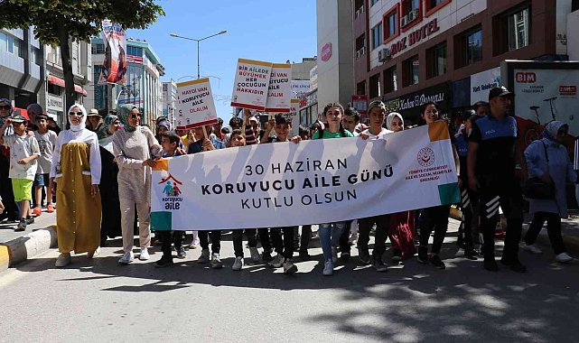 Van'da "Koruyucu Aile Günü" yürüyüşü