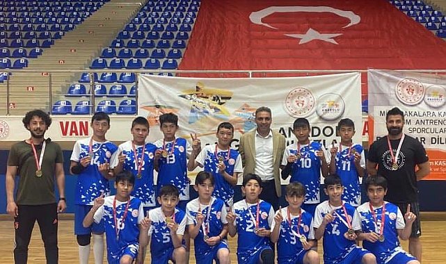 Van'ın erkek ve kız voleybol takımları yarı finale yükseldi
