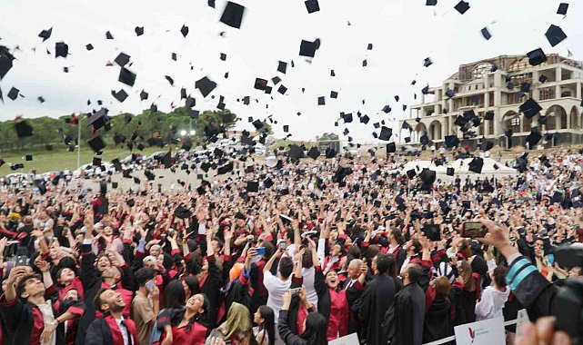 Yalova Üniversitesi'nde 3 bin öğrenci mezuniyet coşkusu yaşadı