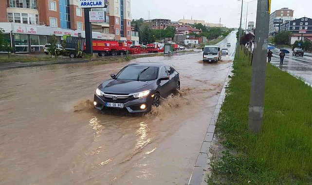 Yozgat'ta etkili olan sağanak yağış sürücülere zor anlar yaşattı