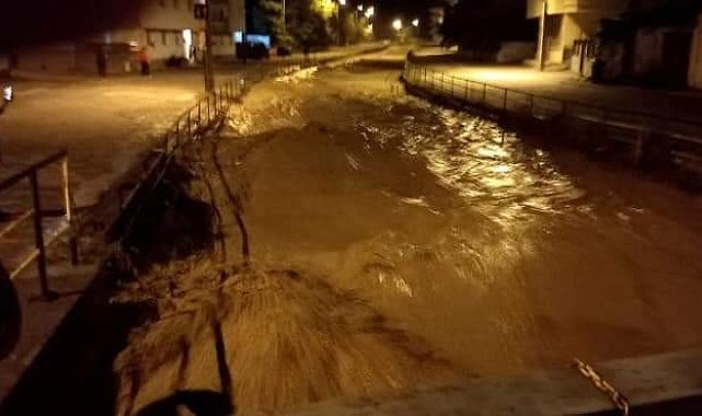 Zonguldak'ın Gökçebey ilçesinde taşan dereler sebebiyle sel nöbeti tutuluyor