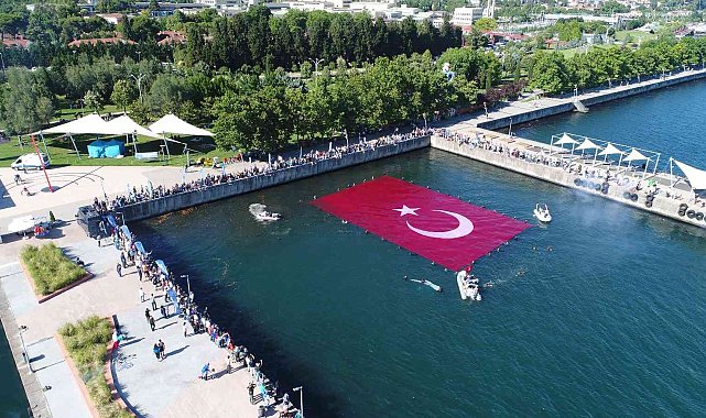 600 metrekarelik rekor büyüklükteki Türk bayrağı, İzmit Körfezi'ni taçlandırdı
