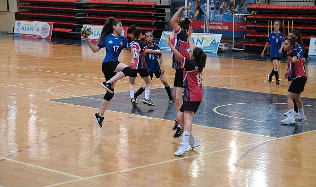 Alanya'da hentbol şampiyonası başladı