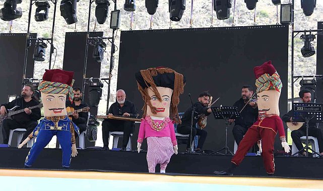 Anadolu Halk Dansları Topluluğu, Nasreddin Hoca Festivali'ne katıldı