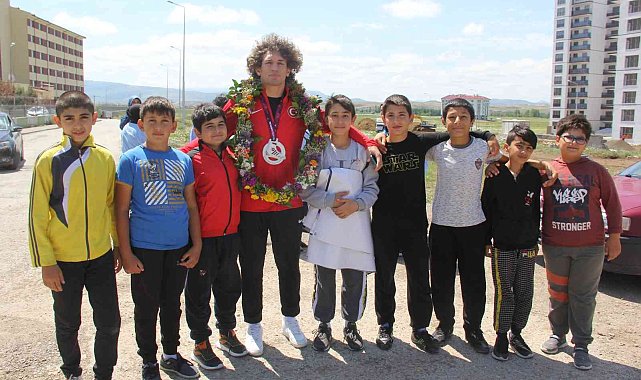 Avrupa 3.'sü Sarıçiçek memleketinde törenle karşılandı