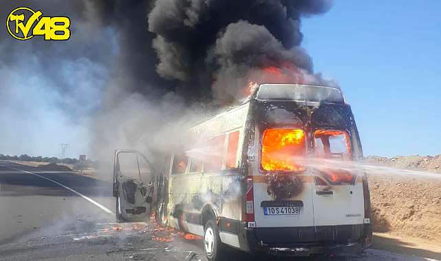 Balıkesir'de Servis Minibüsü Yandı; Faciadan Dönüldü !
