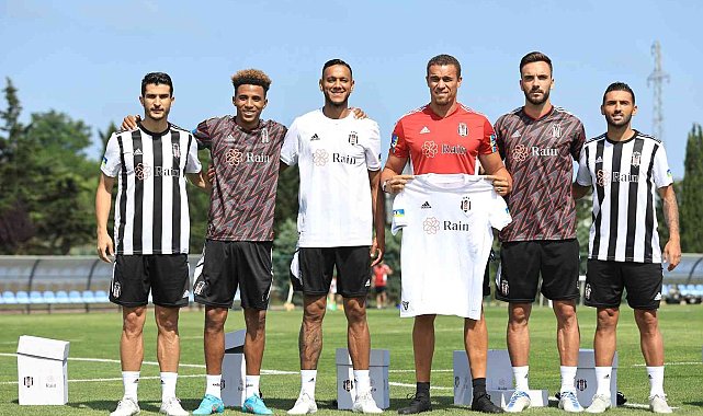 Beşiktaş'ın yeni sezon formaları tanıtıldı