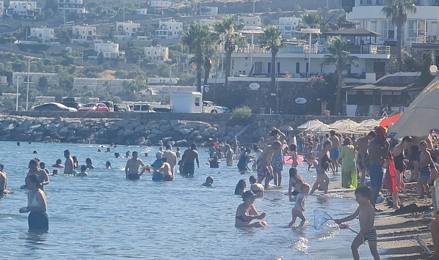 Bodrum'da plajlara akın ettiler!
