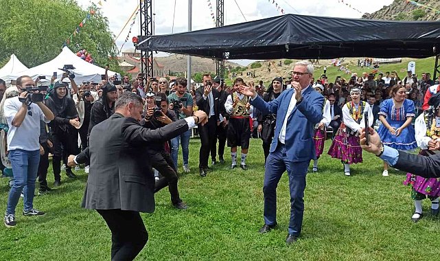 Büyükelçi Peteris Vaivars'ın başarılı 'Erik Dalı' oyunu performansı