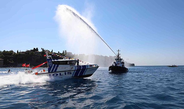 Deniz şehitleri anısına suya çelenk bırakıldı