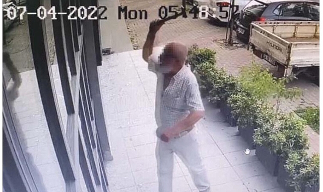 İstanbul'da çekiçli eski çalışan dehşeti kamerada: Ortalığı savaş alanına çevirdi!
