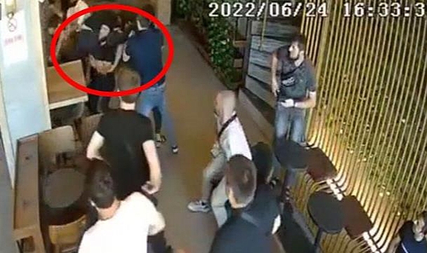 İstanbul'da kafeteryada kavga, güreşçi gibi kündeye getirdi