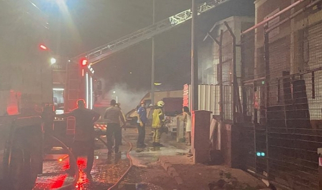 İzmir'de gece saatlerinde korkutan yangın! İş yeri alev topuna döndü