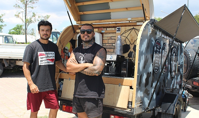 "Karavanda kahve" ile hem çalışıp hem geziyorlar