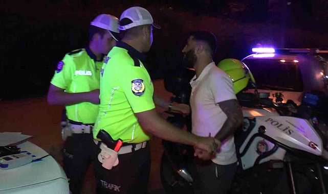 Kartal'da polis denetimine takılan kişi ehliyetini alıp kaçmak istedi, polis yakaladı