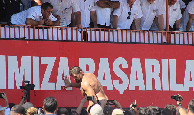 Kırkpınar'da gergin anlar ortalık bir anda karıştı, Başpehlivan Yılmaz, dualı çayıra veda etti