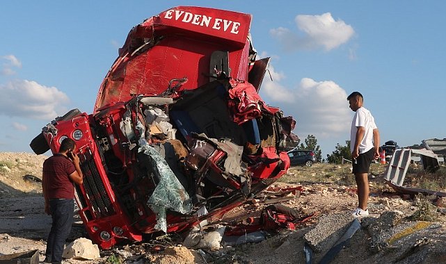 Mersin'de nakliye kamyonu kaza yaptı: 4 ölü