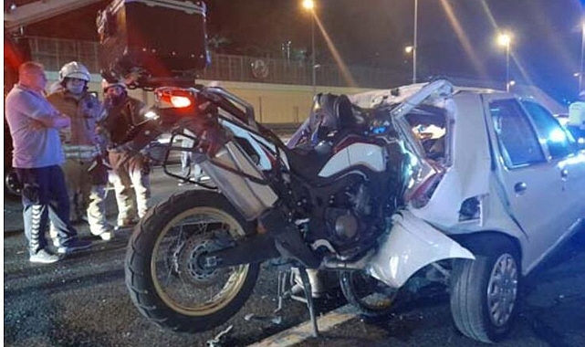 Motosiklet, güvenlik şeridindeki otomobile çarparak ok gibi saplandı, 3'ü ağır 5 yaralı !