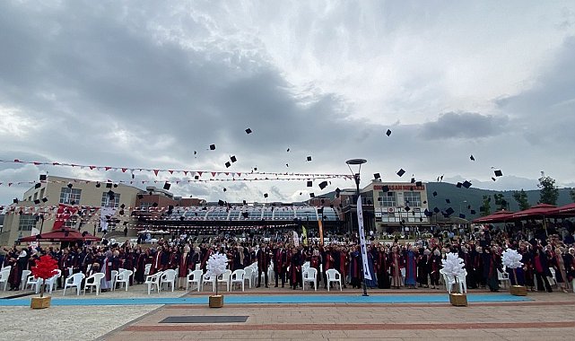 OMÜ İlahiyat Fakültesi'nde mezuniyet heyecanı