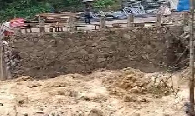 Rize'de dere taştı, yol ulaşıma kapandı